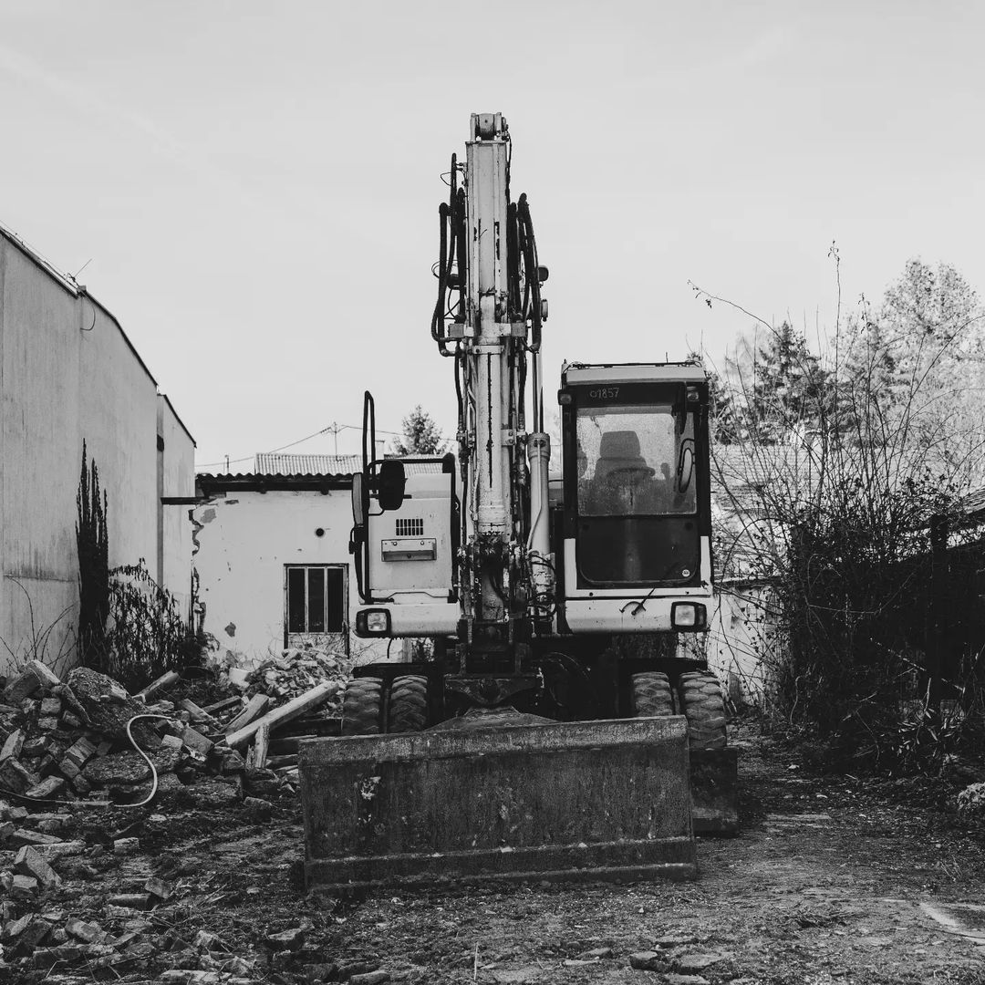 Kopanje po dvorištu 
.
Canon EOS R3 + Canon RF24-240mm F4-6.3 IS USM
47mm - 1/2000s - f/5 - ISO 640
. 
#bager #excavator #blackandwhite #blackandwhitephotography #constructionmachinery #Osijek #Croatia #Hrvatska #LoveCroatia #VisitCroatia #VisitOsijek #loveOsijek #canon #canonhrvatska #canonphotography #canonlens #CanonR3 #CanonEOSR3 #EOSR3 #canonrf24240 #canon24240 #canonrf24240mm #istokuobjektivu