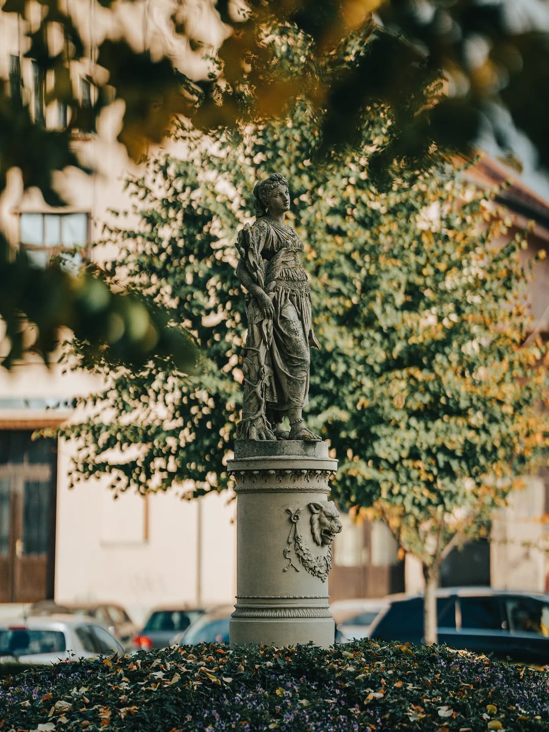 Lady in the park
.
Sony α7R III + Sigma 135mm F1.4 DG Art
135mm - 1/5000s - f/1.4 - ISO 100
. 
#sigmaadria #sigmaphoto #sigma135mmf14dgart #sigma135mmf14art #sigma135mmart #sigma135mmf14 #sigma135mm #sonyalpha #sonyalpha7riii #alpha7r3 #sonyhrvatska #statue #park #Sakuntala #SakuntalaPark #istokuobjektivu