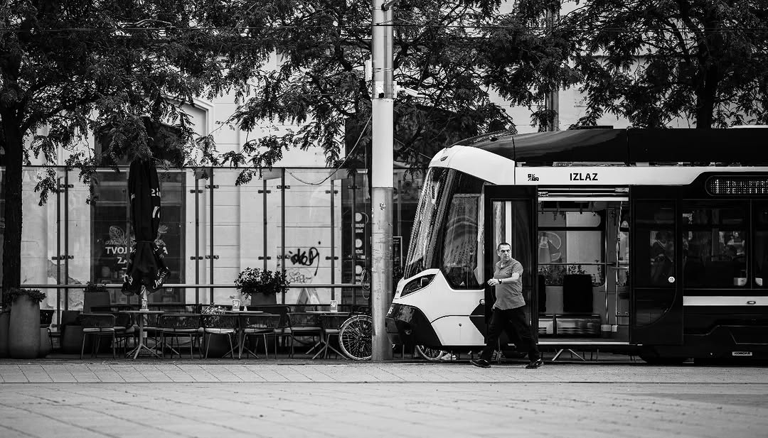 GPPovac 🚋
.
Sony α7R III + Sigma 200mm F2 DG OS Sports
200mm - 1/800s - f/2 - ISO 100
. 
#sigmaadria #sigma200mmf2dgossports #sigma200mmf2sports #sigma200mmsports #sigma200mmf2 #sonyalpha #sonyalpha7riii #alpha7r3 #sonyhrvatska #tramvaj #tram #strassenbahn #blackandwhite #streetphotography #Osijek #VisitOsijek
