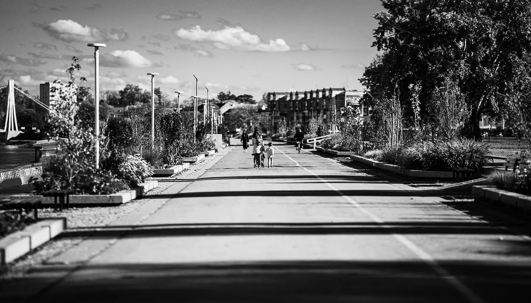 the walk
.
Sony α7R III + Sigma 135mm F1.4 DG Art
135mm - 1/5000s - f/1.4 - ISO 80
. 
#sigmaadria #sigmaphoto #sigma135mmf14dgart #sigma135mmf14art #sigma135mmart #sigma135mmf14 #sigma135mm #sonyalpha #sonyalpha7riii #alpha7r3 #sonyhrvatska #istokuobjektivu #Osijek #osijekfulloflife #VisitOsijek #VisitCroatia #blackandwhite #streetphotography